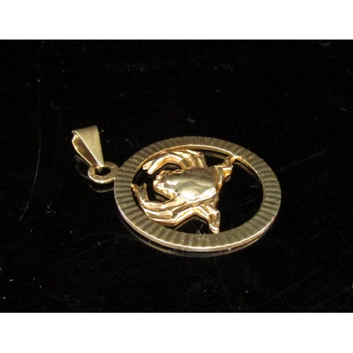 5086 - A gold zodiac sign pendant 