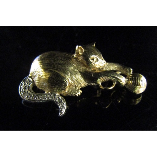 5108 - A 9ct gold diamond brooch as a cat playing with a ball of wool, 6.6g