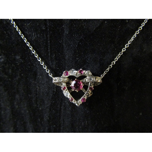 5120 - A ruby set heart pendant on chain, 5g    (C)