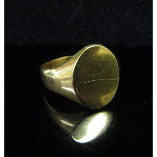 5163 - A gold signet ring, unmarked. Size S, 6.7g