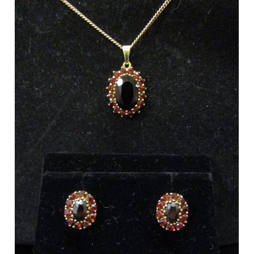 5165 - A 9ct gold garnet cluster pendant hung on 9ct gold chain, with a pair of matching earrings, 7.6g   (... 