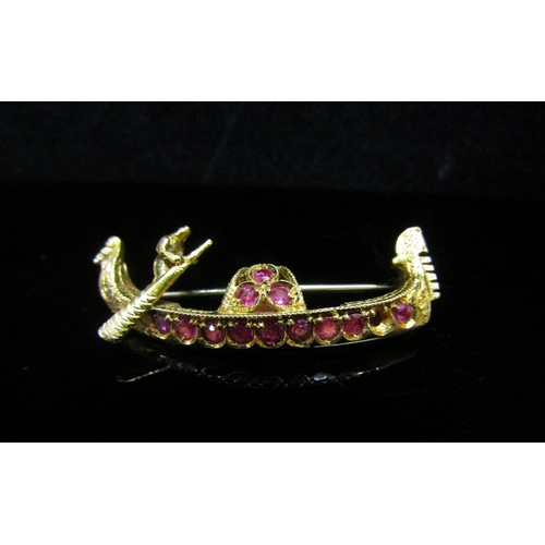 5174 - A Giulio Nardi ruby set gondola brooch, marked 750, one ruby missing, 6.3g    (C)