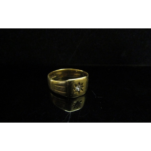 5190 - An 18ct gold gent's signet ring with central diamond in star setting. Size S, 5.4g