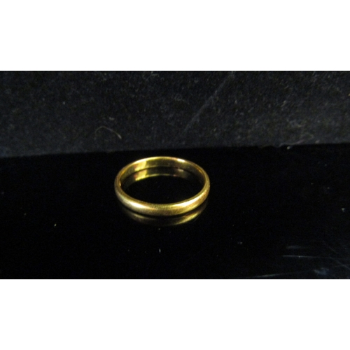 5194 - A 22ct gold wedding band. Size M/N, 2.5g