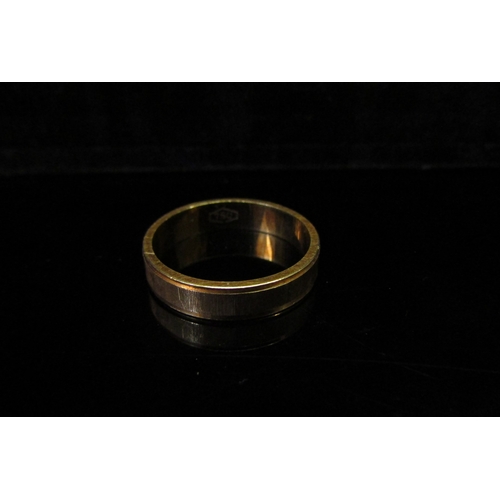 5149 - A gold band with textured detail, stamped 750. Size K/L, 3g