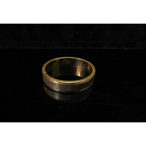 5149 - A gold band with textured detail, stamped 750. Size K/L, 3g