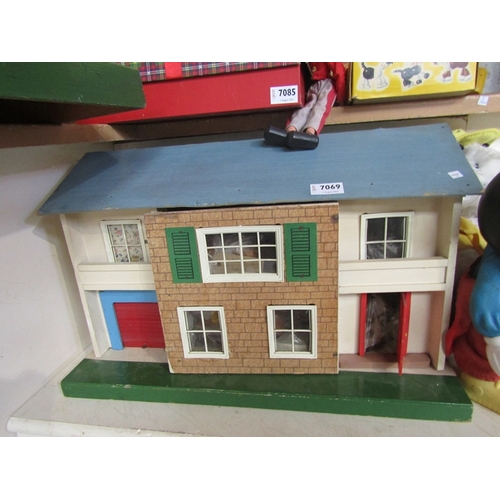 7069 - A Tri-ang two storey dolls house with garage containing assorted vintage dolls house furniture (56cm... 