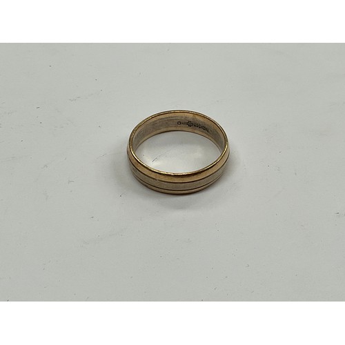 8102 - A 9ct gold two tone band size T, 5g