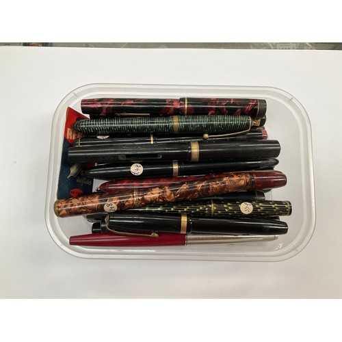 8117 - A quantity of fountain pens including Watermans, Conway Stewart, Merlin 33 and Swan etc (23)