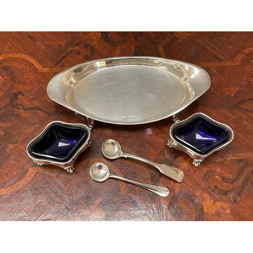 8166 - A Lee & Wigfull silver tray with a pair of salts, with Bristol blue glass liners, total weight 170g,... 