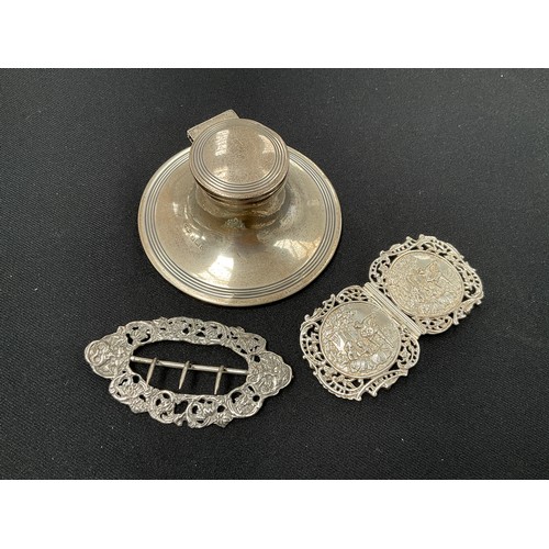 8280 - A silver capstan inkwell and two silver buckles (3)