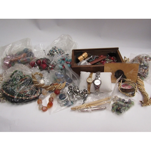 419 - A quantity of costume jewellery