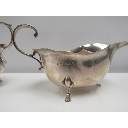 8220 - Two silver sauce boats by William Suckling, Birmingham 1933,1934. 222g