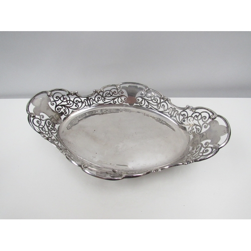 8226 - A Walker & Hall silver pierced dish on raised feet, Sheffield 1915. 29cm long x 18.5cm wide. 399g