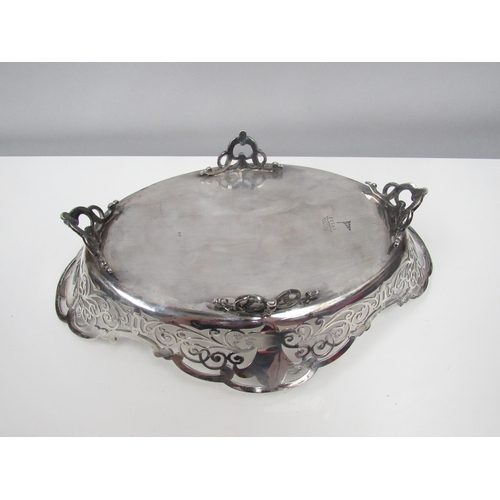 8226 - A Walker & Hall silver pierced dish on raised feet, Sheffield 1915. 29cm long x 18.5cm wide. 399g