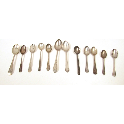 8253 - Various silver teaspoons and coffee spoons, 160g