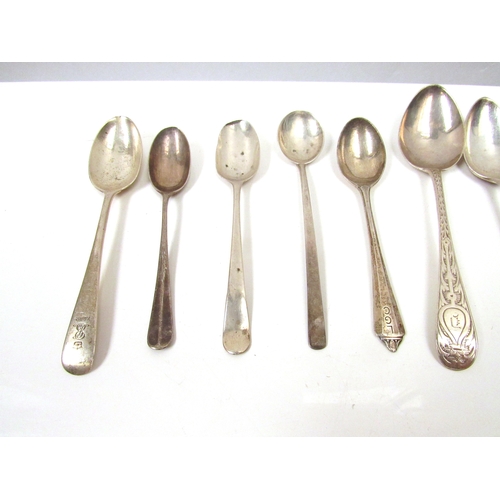 8253 - Various silver teaspoons and coffee spoons, 160g