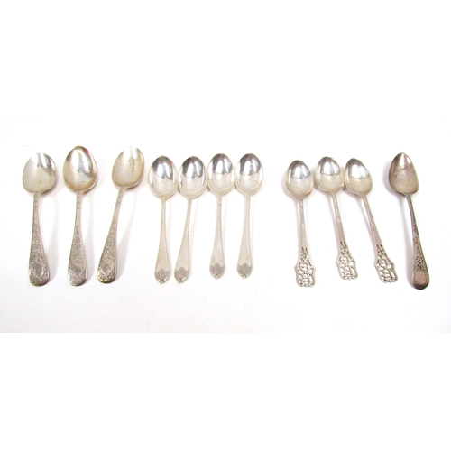 8257 - 11 silver teaspoons and coffee spoons, 145g