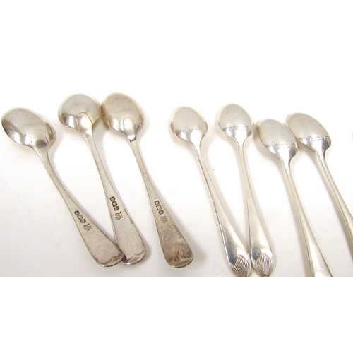 8257 - 11 silver teaspoons and coffee spoons, 145g