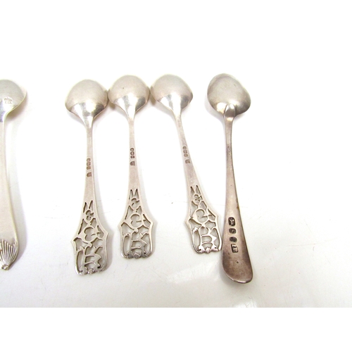 8257 - 11 silver teaspoons and coffee spoons, 145g