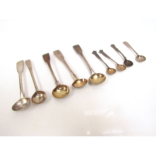 8259 - Mixed silver mustard and salt spoons (9) 69g