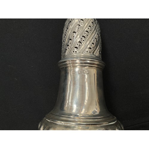 8224 - A Thomas Bradbury & Sons silver sugar castor of large proportions with flame finial, London 1901, 22... 