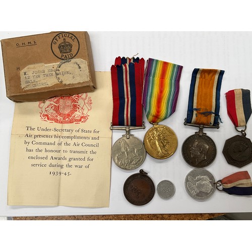 5399 - A group of medals consisting of WWI pair named to M.Z. 3527 H. JONES SIG. R.N.V.R., a WWII War Medal... 