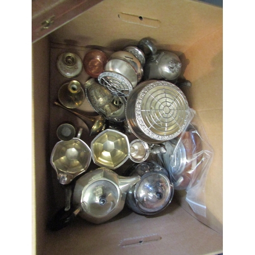 1270 - A box of mixed metal wares