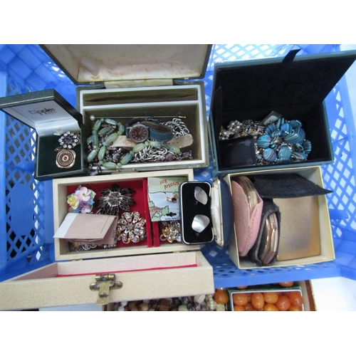 1309 - A quantity of bijouterie/costume jewellery, various boxes/cases