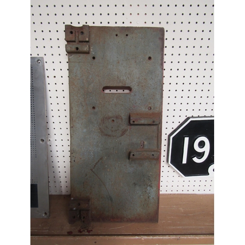 4158 - A cast iron E.R letter box front, 53 x 45.5cm   (E) £40-60