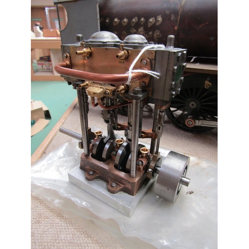 4210 - A model engineering twin steam engine with cylinders, motion and flywheel, 16cm tall