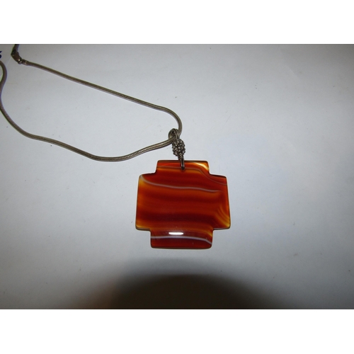 326 - A large agate pendant hung on chain   (E) £20-40