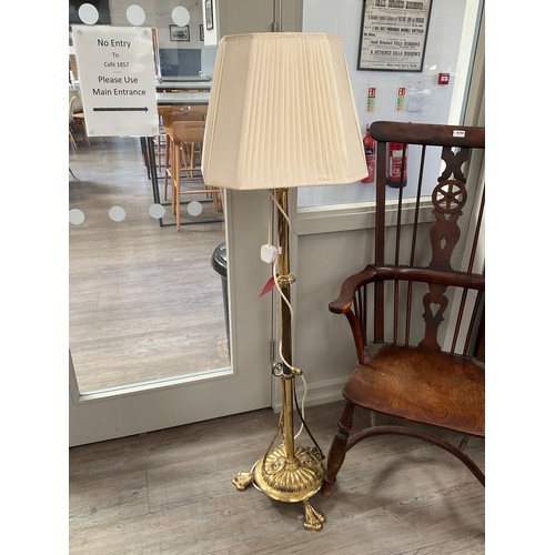 1016 - An Edwardian telescopic brass standard lamp, 147cm tall including shade