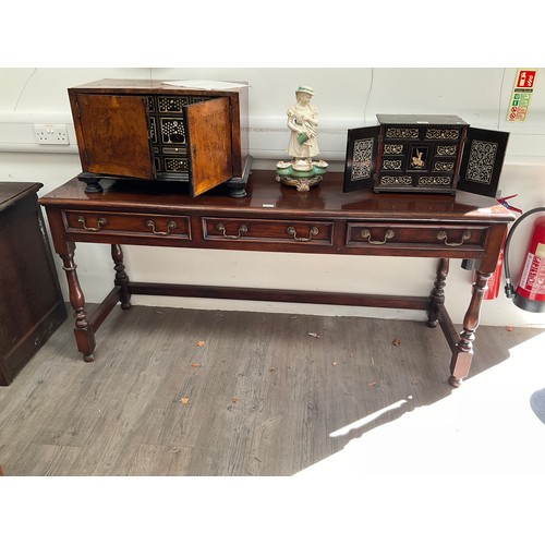 1095 - A Georgian style oak buffet serving table with three frieze drawers, turned legs, 76cm tall x 168cm ... 