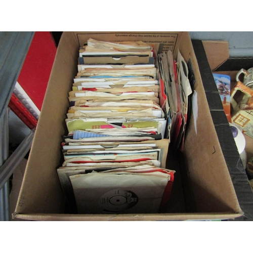 1221 - A box of 1970's vinyl singles