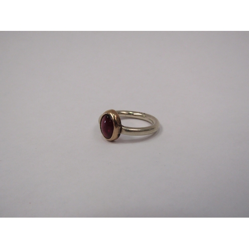 1262 - A 9ct gold ring set with a ruby