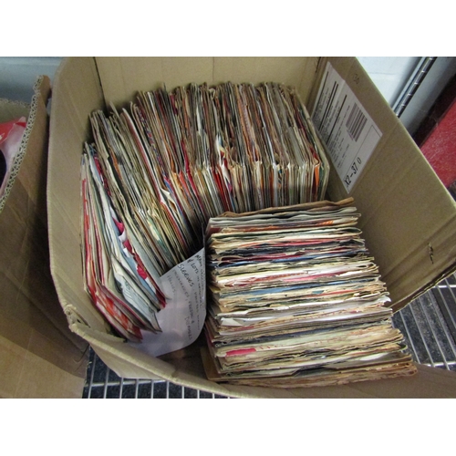 1392 - A large box of approx 200 assorted 1960's pop 7