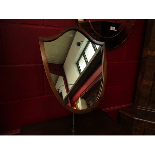 4123 - An Edwardian mahogany gentleman's shaving chest the height-adjustable shield shaped tilting mirror o... 