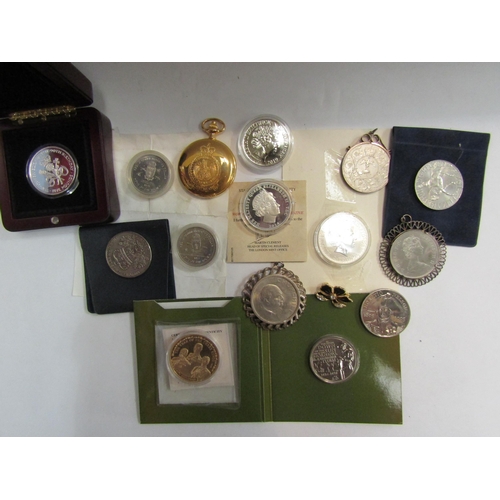 4393 - A selection of coinage to include two silver examples with certificates, commemorative First World W... 