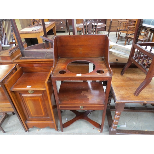 2190 - A Georgian mahogany washstand and bowl