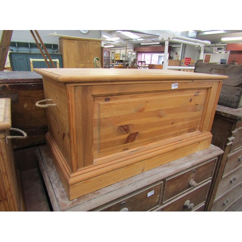 2225 - A pine blanket box