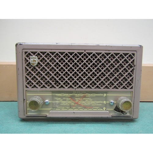 7017 - A Philips BG200U/15 AC/DC table top valve radio housed in painted Bakelite cabinet, serial number 88... 