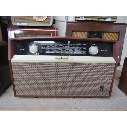 7024 - A Bush VHF81 AC/DC mains operated tabletop valve radio housed in mahogany case with cream knobs and ... 