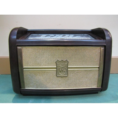 7030 - A French Radiola model 942A brown Bakelite cased valve radio, serial number 40072. C. 1953