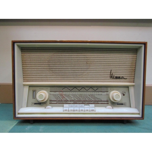 7032 - A Blaupunkt type 21200 'Nizza' table top valve radio, serial number E136518. C.1961