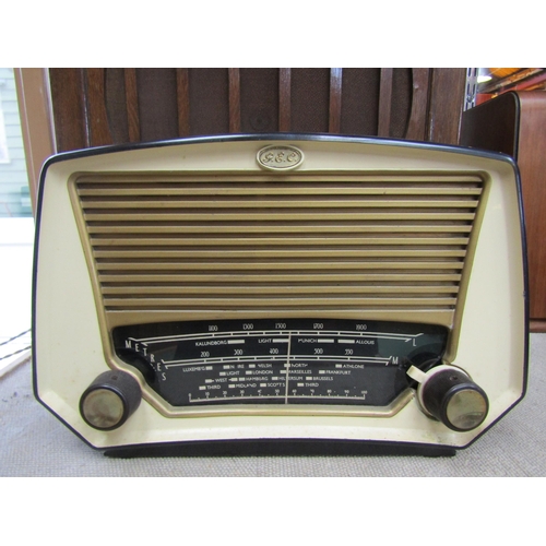 7050 - A GEC model BC6447 five valve table top radio in black Bakelite casing with cream front and gold col... 