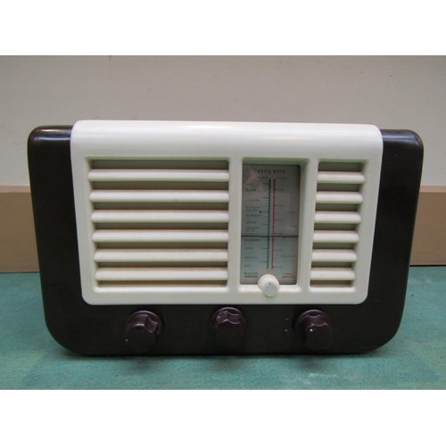 7056 - An Ekco model U29 valve radio in two tone cream and Bakelite case, serial number 00840. C.1946