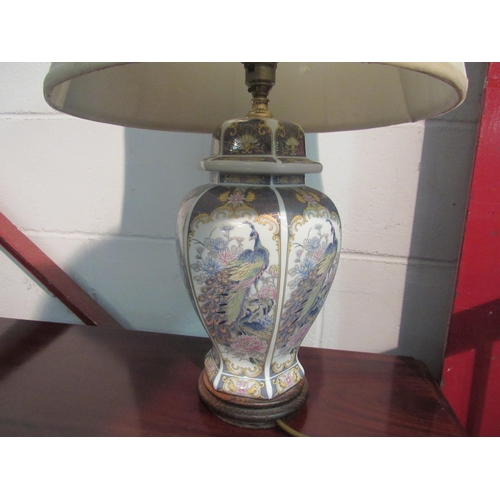 1004 - A modern ceramic table lamp with peacock decoration