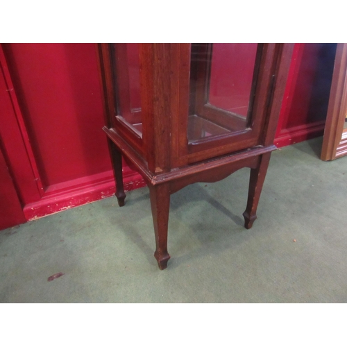 4010 - A line inlaid square form display cabinet with shelved interior on spade feet, 98cm high