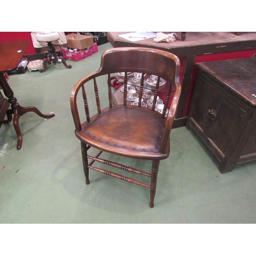 4016 - A circa 1900 oak desk chair on turned spindle supports and stretchers     (R) £55